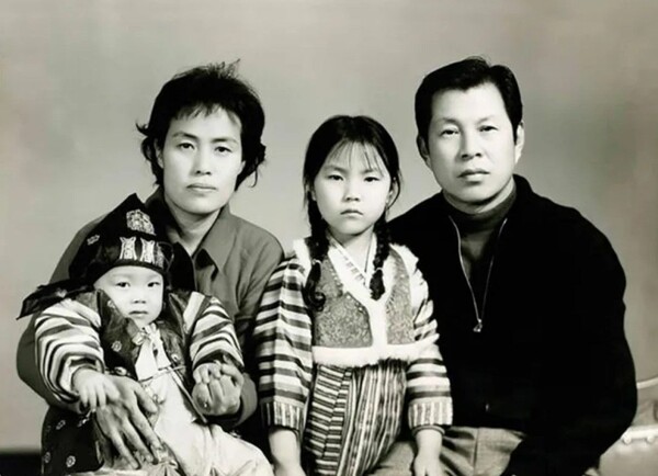앤드루 서씨의 어린시절 가족사진. /앤드루 서 후원 페이스북. 조선일보 캡처