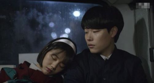 '응답하라 1988'에 출연하면서, 연인 관계로 발전했던 혜리와 류준열 / tvN