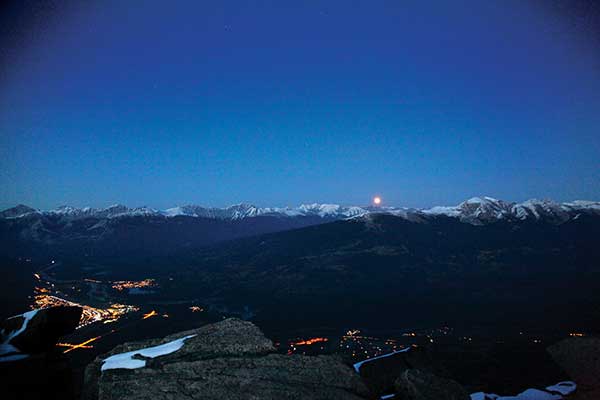 커크슬린산(위)과 재스퍼 다운타운 야경 위로 떠오른 보름달(아래) .