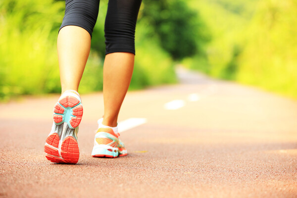 걷기운동은 인슐린반응 개선과 비만 여성의 뱃살을 줄이는 효과가 있다는 것이 밝혀졌다.   /셔터스톡