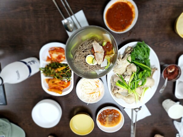 배추·무·부추김치와 파가 곁들여진 찜닭, 그리고 시원한 막국수는 8월에 어울리는 음식이다. /남산