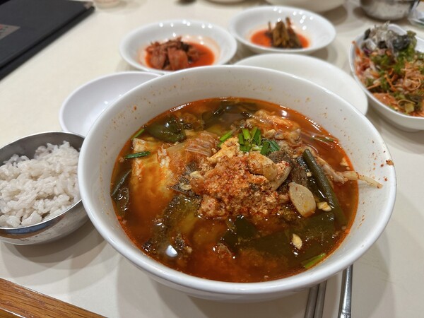시원·칼칼 제대로 우려낸 '신성일식' 서덜탕