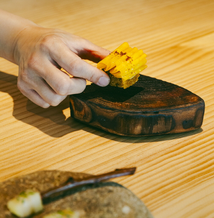 조경통밀로 만든 빵과 선원농장의 가지와 한우 보섭살을 넣어 만든 리예트(고기 잼), 노란 비트, 골드 키위 파우더로 맛을 낸 스뫼레브레드. 작은 요리에 들어간 정성이 대단하다