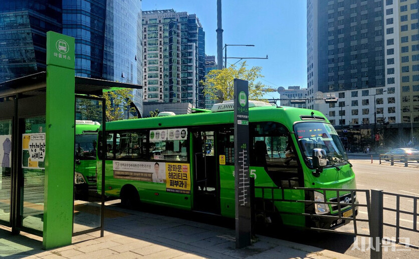마을버스는 일반 시내버스가 다니기 어려운 구간을 운행한다. 즉 교통이 불편한 지역에서 주요 거점을 연결하는 역할을 한다. 사진은 마을버스가 정류장에서 승객을 기다리는 모습. / 사진=김두완 기자