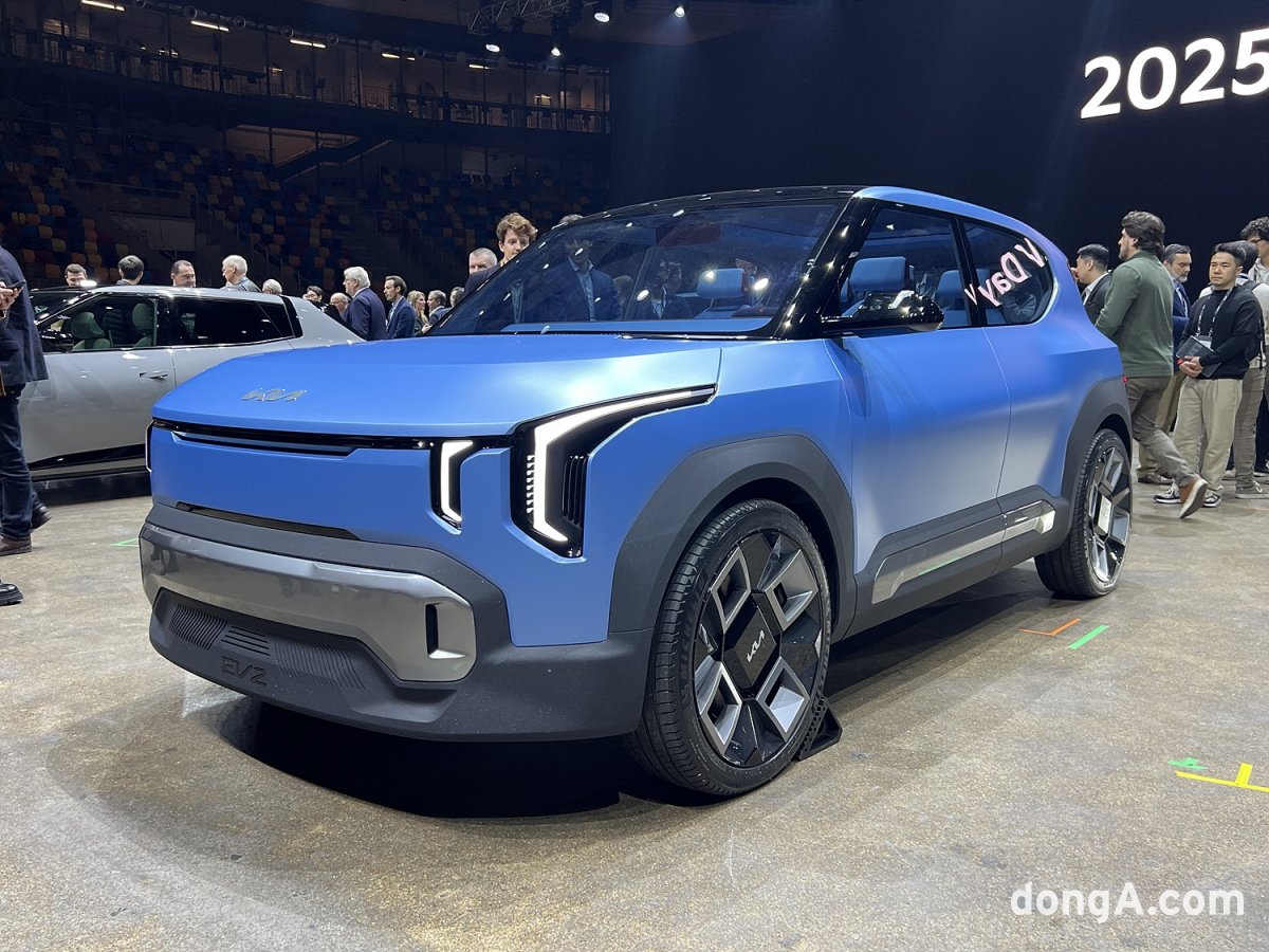영역 넓히는 전동화 뚝심 ‘2025 기아 EV데이’… EV4부터 PBV까지 ‘EV종합선물세트’ 첫선
