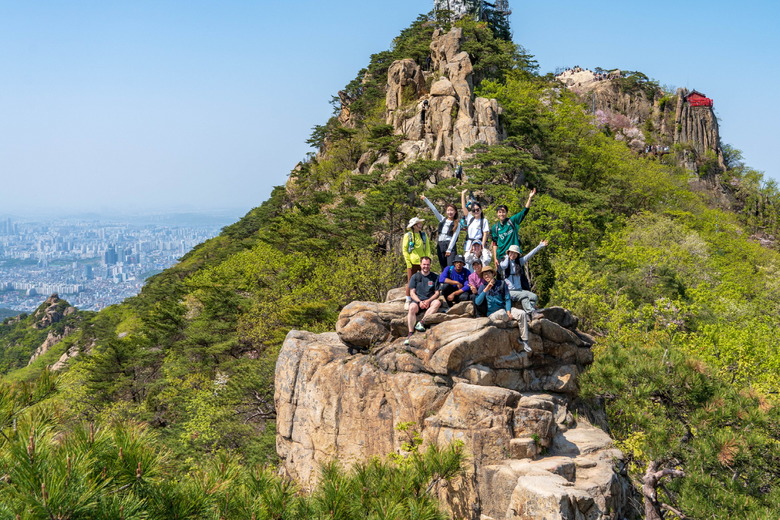 산에서 컵라면, 하산뒤 막걸리…외국인 관광객 필수코스 된 'K등산'