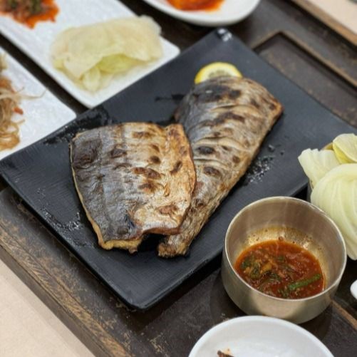 우는 아이도 입맛 다신다는 화산석 화로 고등어 구이 / 사진=한국관광공사@TourAPI