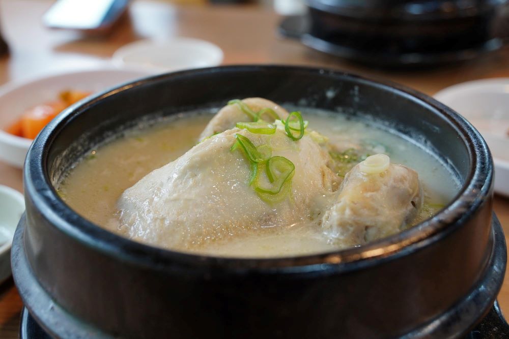 정성 가득 토속촌 삼계탕(이해를 돕기 위한 이미지) / Designed by Freepik