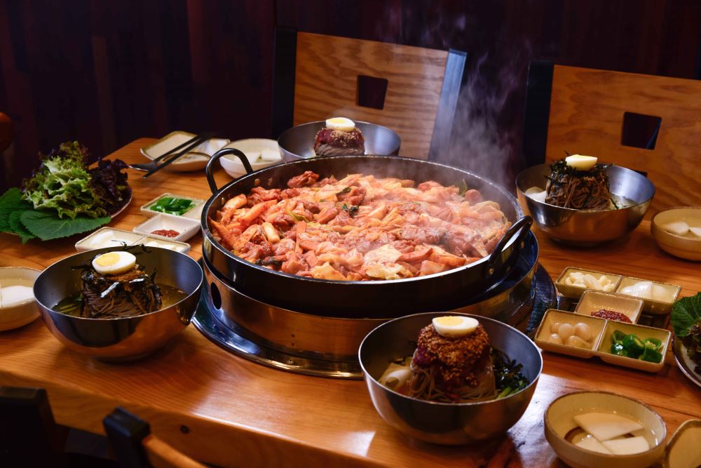 춘천 닭갈비와 막국수, 그리고 맥주를 곁들여 춘천 여행 마무리 / 사진=한국관광공사 포토코리아@4cats