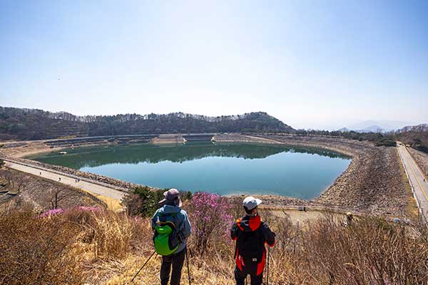 전망대에서 본 호명호수. 호수 속의 인공 배수관을 통해 발전기를 돌려 전기를 만든다. 50여 년 전의 기술로 제주도 전체의 하루 전기를 몇 초 만에 생산할 수 있는 것이 놀랍다.