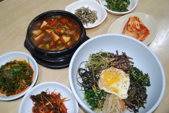 보리밭의 산채비빔밥 / 사진=한국관광공사@TourAPI