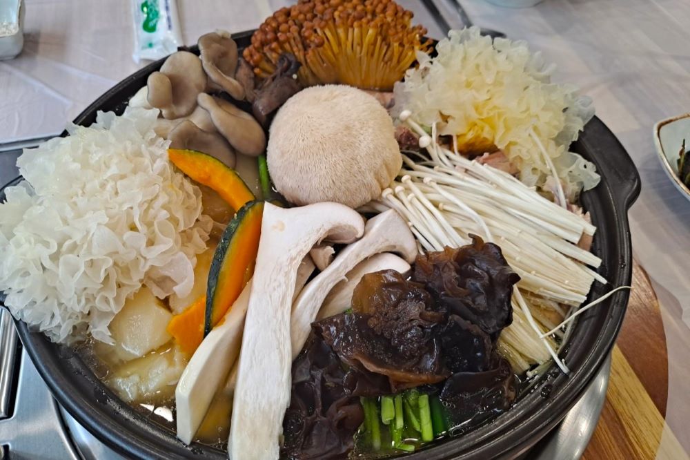 입이 '떡'하니 벌어지는 버섯전골 / 사진=온라인커뮤니티