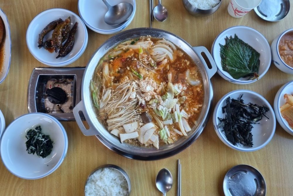 반찬도 푸짐하면서 기본기는 출중한 두부전골 / 사진=온라인커뮤니티