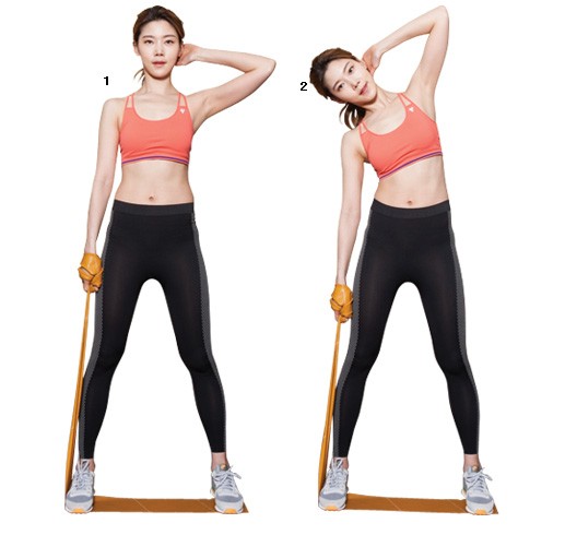 아령 대신 밴드를 들고 하는 옆구리 운동 / 여성조선 