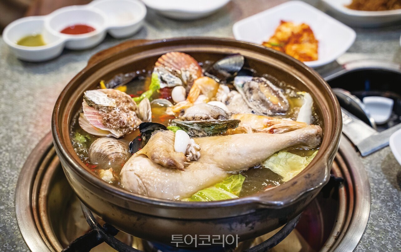 흑염소 요리 갯장어요리 민물매운탕 토종닭요리 해신탕 회춘탕 /사진-전남도