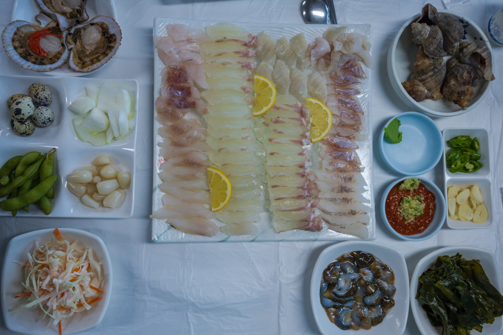 백령도 식당에서 제공되는 모든 생선회는 자연산이다 