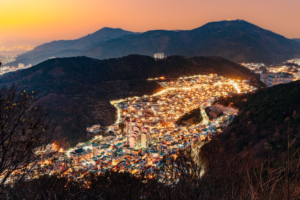 감천문화마을의 야경 / 사진=비짓부산@써머트리