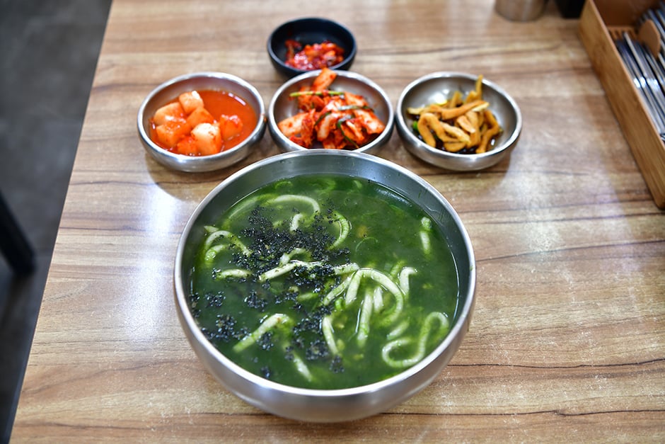 보말 칼국수의 끝내주는 국물 맛 / 사진=한국관광공사@TourAPI