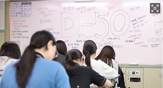여학생들의 학업성취도가 일반적으로 남학생들보다 높은 건 우리나라만의 일이 아니다. / 연합