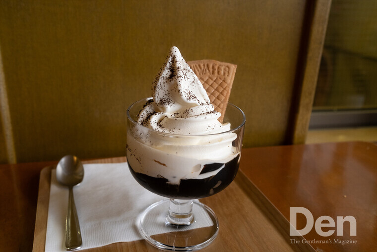 커피 젤리. 아래 검은색은 정말로 젤리다.