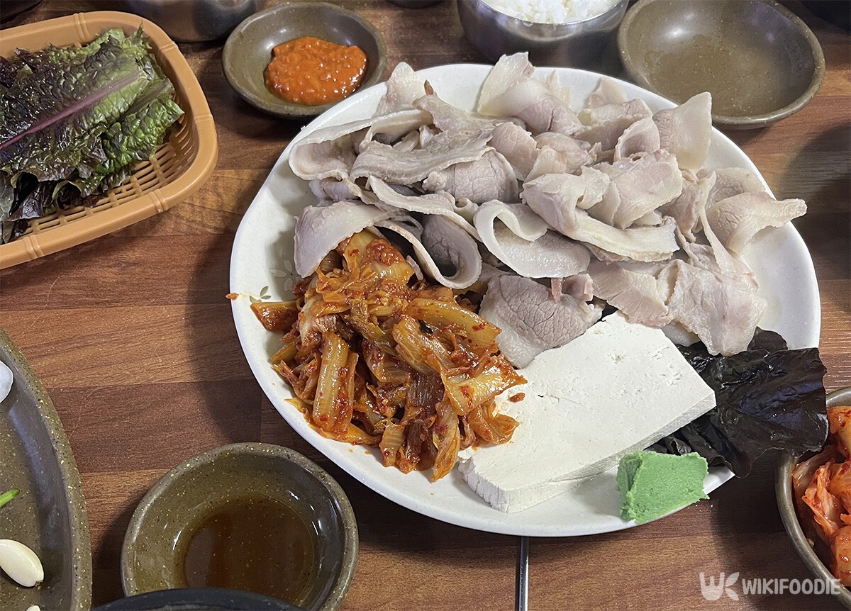 잘 익은 항정살과 볶음김치, 두부가 한 접시에 담겨 있다. / 위키푸디