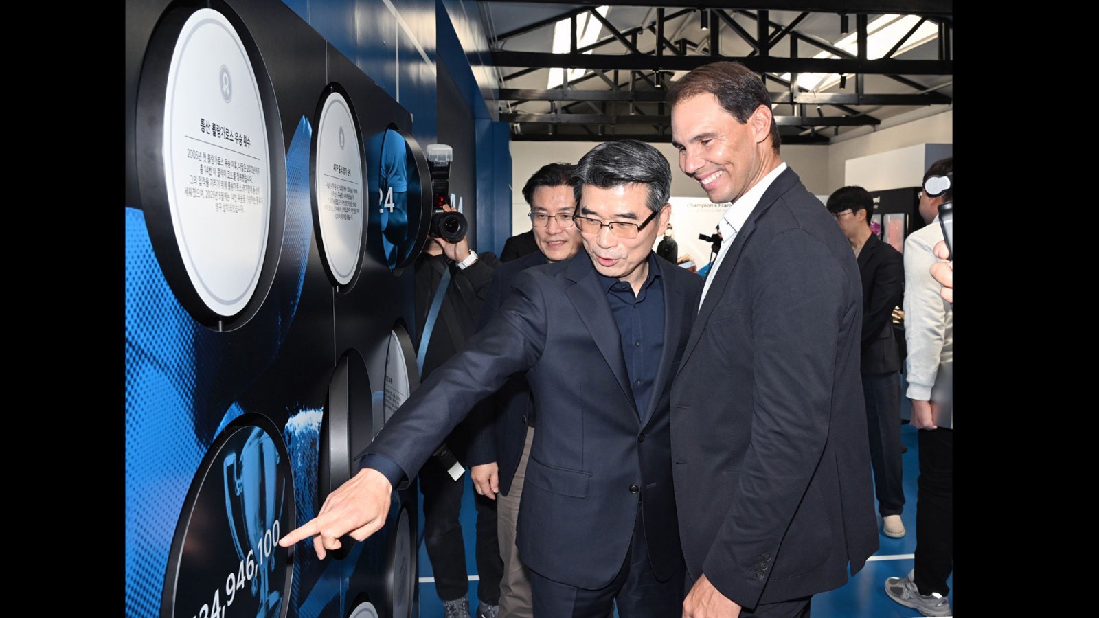 송호성 기아 사장과 라파엘 나달이 서울 성동구 ‘기아 언플러그드 그라운드’에 전시된 파트너십 관련 전시물을 함께 관람하는 모습. 기아 제공