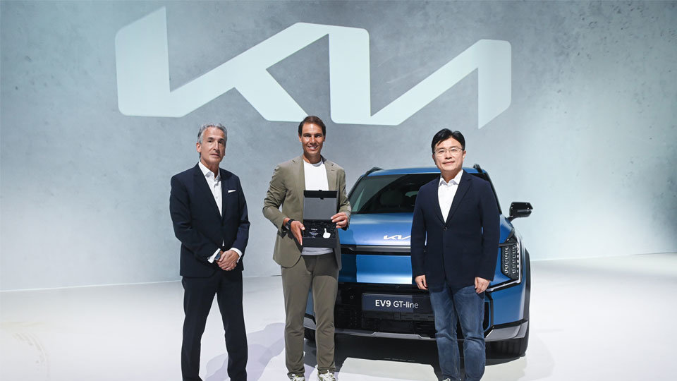 지난 2023년 스페인 마드리드 IFEMA 컨벤션센터에서 기아가 라파엘 나달에게 EV9 GT라인 모델을 전달하는 모습. 기아 제공