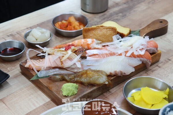 세웅이네 가족식당의 '모둠 초밥'./사진=1코노미뉴스