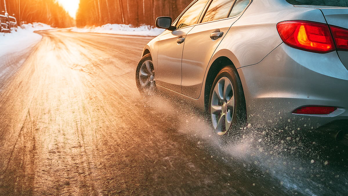 겨울철 도로 위 블랙아이스