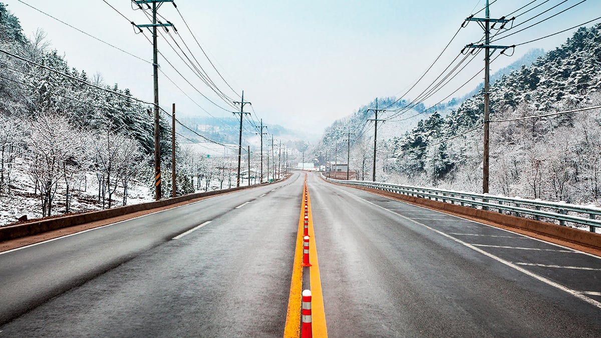 블랙아이스가 낀 겨울철 도로