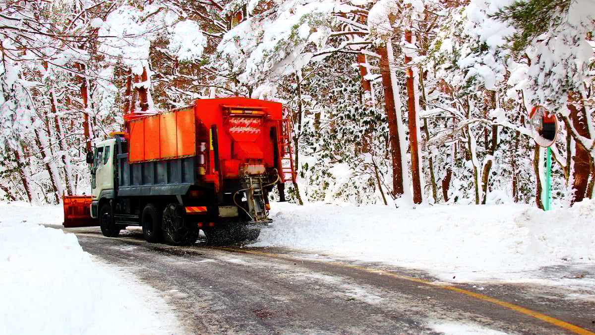 겨울철 도로 위 블랙아이스