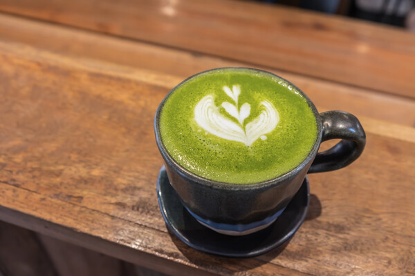 최근 인기를 끌고 있는 말차는 쌉쌀하면서도 독특한 향이 매력적이어서 커피 대신 찾는 사람들이 급증하고 있다. 사진은 말차를 활용한 말차라떼 / 셔터스톡 