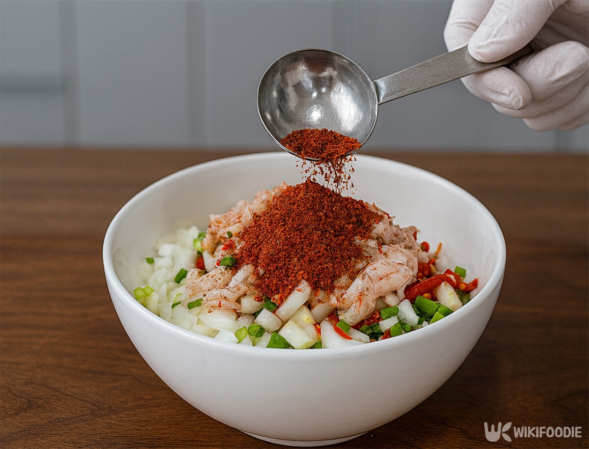 손질한 채소에 양념을 넣고 있다. / 위키푸디