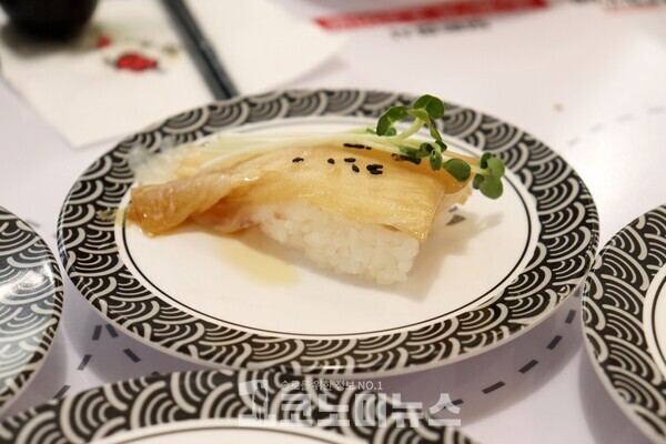 '으뜸스시' 신사직영점의 묵은지광어 초밥./사진=1코노미뉴스