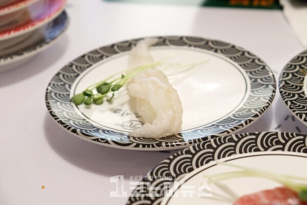 '으뜸스시' 신사직영점의 점보엔가와 초밥/사진=1코노미뉴스