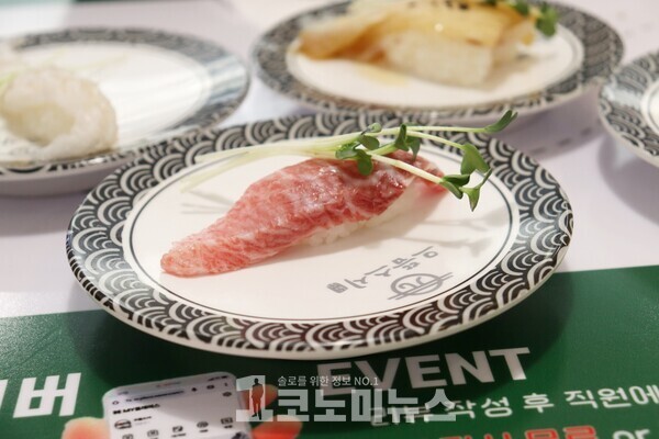 '으뜸스시' 신사직영점의 혼마구로 참다랑어 대뱃살 초밥./사진=1코노미뉴스