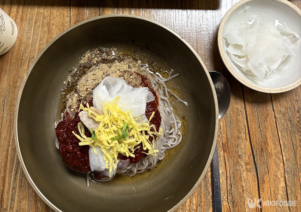 비빔 메밀 막국수 자료 사진. / 위키푸디
