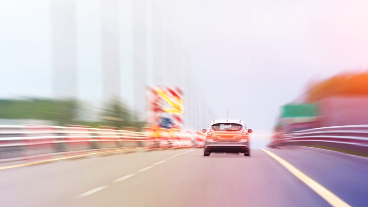 고속도로 주행 중인 자동차