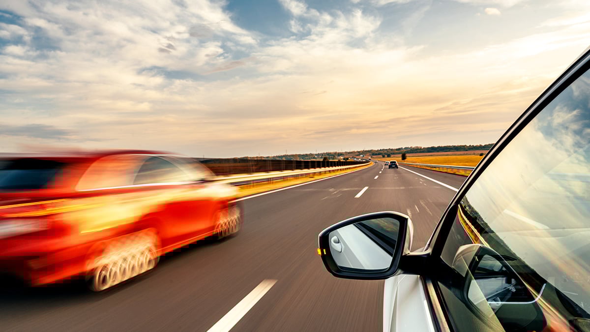 고속도로 주행 중인 자동차