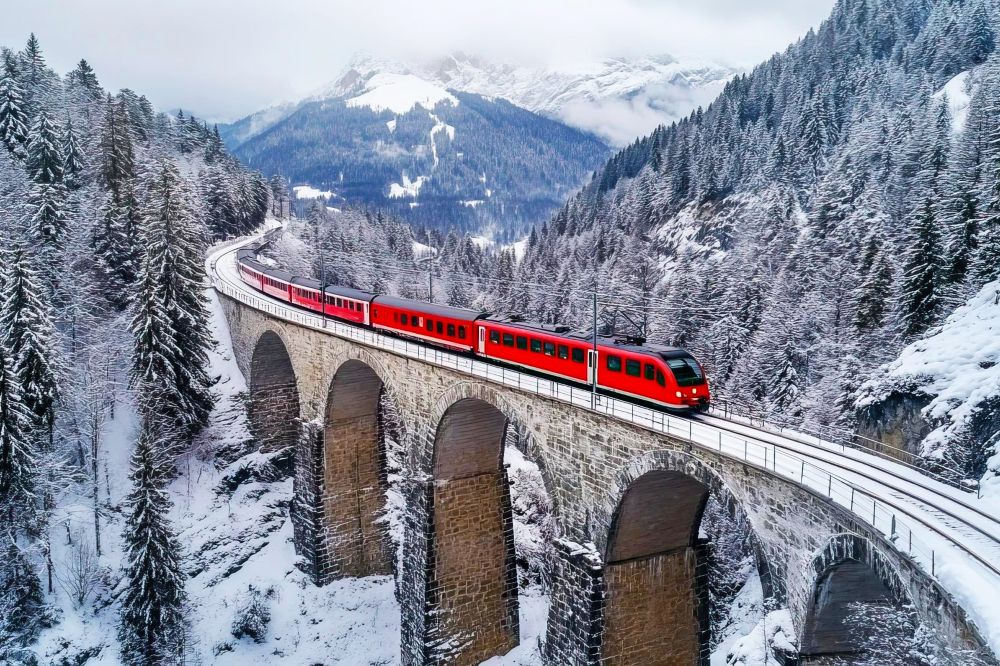 알프스 협곡을 지나자 / Desigend by Freepik