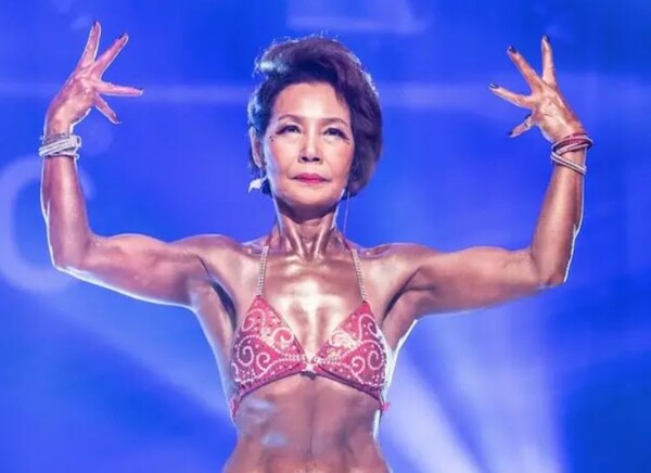 2019년 'WBC 피트니스 오픈 월드 챔피언십' 38세 이상 피규어 부분에서 2위를 차지한 임종소 씨(당시 75세) / 임종소 씨 제공, BBC 캡처