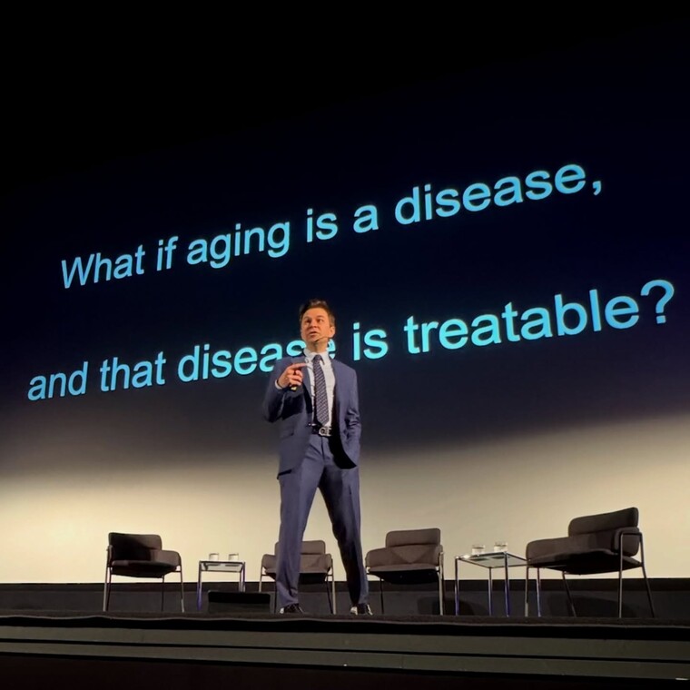 데이비드 싱클레어 교수의 강연. 그의 뒤에 ‘만약 노화가 질병이고, 그 질병이 치료 가능하다면?’ 이라 써 있다.&nbsp;ⓒ davidsinclairphd<p>