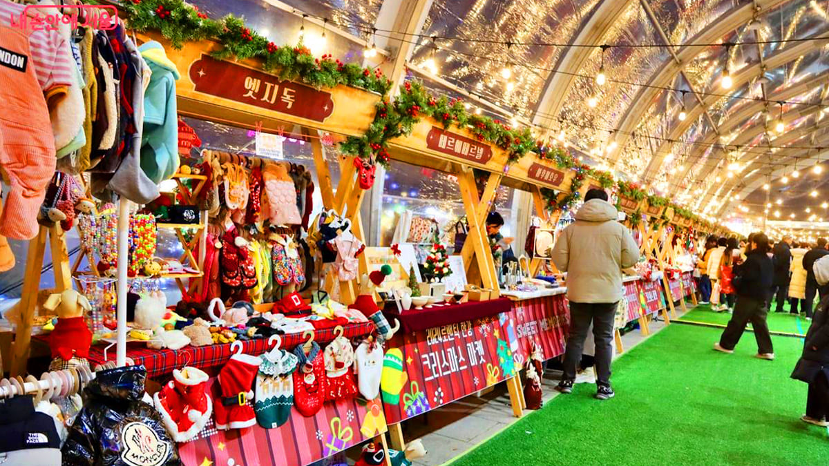 로맨틱 한강 크리스마스 마켓 내부 
