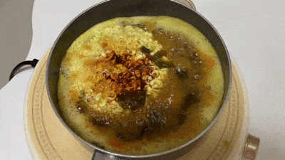 미역국에 불닭볶음탕면을 섞어 끓이는 모습./ 사진 = 조가영 기자