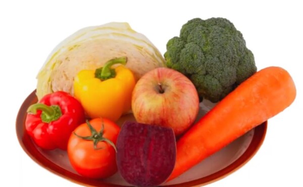 유방암 식단의 필수, '몽땅주스'의 재료들. 양배추, 사과, 파프리카, 당근, 브로콜리, 비트루트.&nbsp;각 재료를 1:1:1의 무게 비율로 준비해 찐 후 갈아준다. / 유튜브 캡처&nbsp;