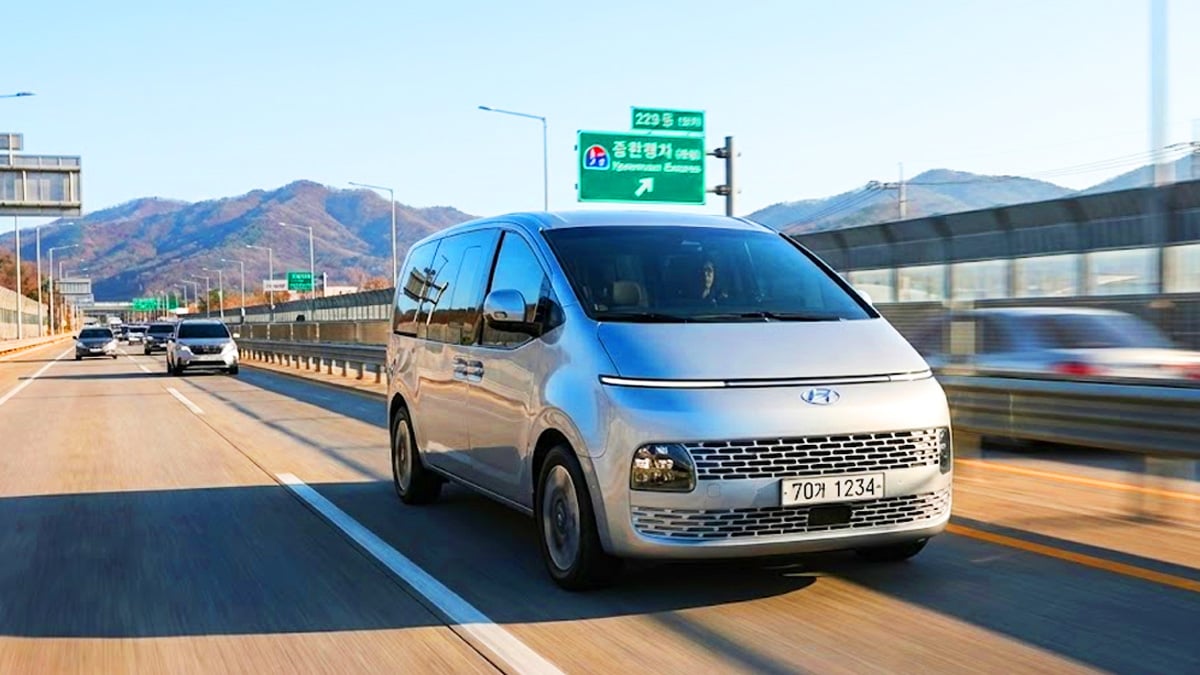 승합차 번호판을 달고 1차선을 달리는 스타리아